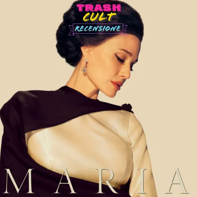 La Jolie nel ruolo della vita? Forse si.
*****************************************

MARIA di Pablo Larraín (2025)

Gli ultimi giorni di Maria Callas, rinchiusa nella sua casa di Parigi assieme ai suoi domestici.

E lucevan le stelle. Ricordi, farmaci, voce, morte e ascensione della divina Maria Callas, distrutta dall’amore e in attesa del suo ultimo respiro. Con lei, due semplici domestici/amici che cercano in tutti i modi di tenerla in vita. Terzo biopic femminile di Pablo Larraín che chiude il cerchio aperto con Jackie (non a caso) passando per Lady D. Larrain racconta il decadente canto del cigno di una donna senza musica e senza amore, che vaga per Parigi tra allucinazioni, fantasmi, sogni infranti e pastiglie. Qualche lungaggine di troppo e a volte la durata si fa sentire, ma con momenti di purissimo cinema. Angelina Jolie, meravigliosa Non-Callas, magra, vissuta e da applausi. Da non perdere.

#Maria #MariaCallas #AngelinaJolie #PabloLarraín #trashcult #trashcultdotcom www.trashcult.com