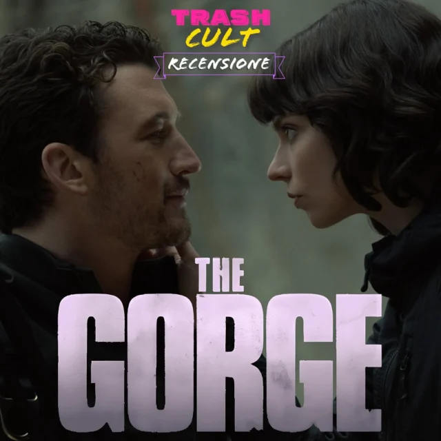 Love story con burrone al posto del Titanic
*****************************************

MISTERI DAL PROFONDO di Scott Derrickson (2025)

Inviati a sorvegliare una misteriosa gola in mezzo al nulla, due cecchini inizieranno una storia d’amore “a distanza” mentre cercheranno di scoprire la verità che nasconde quel luogo.

Salti tu, salto io. Cecchini (innamorati) nella notte, divisi dall’inferno, ma vicini per missione. L’unico modo per riunirsi è fare un bel salto e sparare a qualsiasi cosa compaia davanti a loro. Spy-action-romance-thriller-horror-(quasi)trash firmato Scott Derrickson che dopo demoni, psicopatici e Stregoni Supremi, prova a unire tutto insieme in un unico film. Il risultato è un prodotto curioso e discretamente divertente, ma anche innocuo, assurdo, inutile e dimenticabile. Prima parte intrigante, seconda parte ciaone proprio. Miles Teller e Anya Taylor-Joy ai minimi sindacali, comunque meglio quando combattono che quando provano a fare i piccioncini. Sigourney Weaver probabilmente passava di lì per caso. Velo pietoso su quello che c’è nella gola (e i vari spiegoni) e orribile finale marittimo. Se vi innamorate di qualcuno “a distanza”, controllate solo di non avere burroni misteriosi sotto i piedi. Altrimenti fa lo stesso. 

#TheGorge #MisteriDalProfondo #ScottDerrickson #MilesTeller #AnyaTaylorJoy #trashcult #trashcultdotcom www.trashcult.com