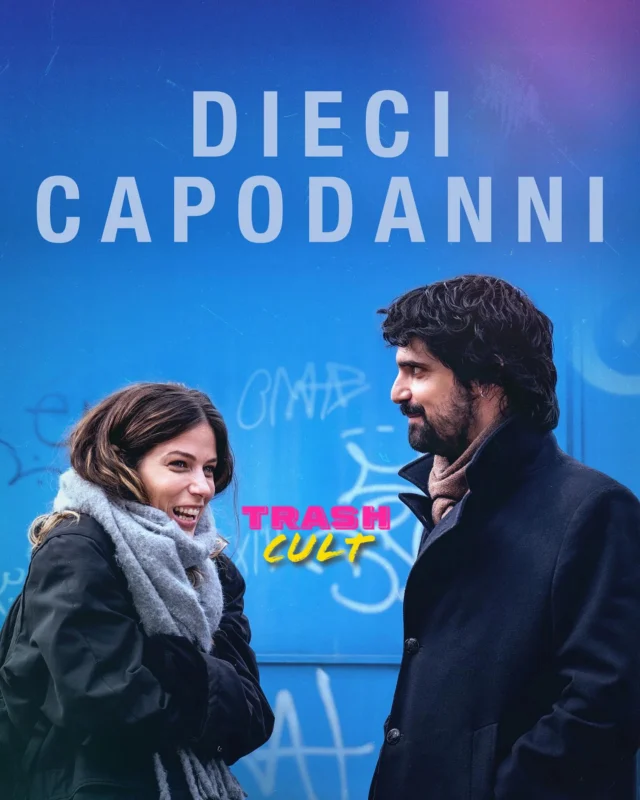 DIECI CAPODANNI di Rodrigo Sorogoyen (2025)

Storia di Ana e Oscar, un amore lungo dieci 10 capodanni.

Días Extranos. 2015-2025. Fine e inizio. Inizio e fine. Dieci anni raccontati attraverso dieci giorni (il capodanno), punto d’incontro di due persone e di due destini. Ana e Óscar si innamorano, festeggiano, litigano, fanno l’amore, si lasciano, si ritrovano, si perdono, e poi… Rodrigo Sorogoyen, grande autore iberico, racconta con grande naturalezza, maturità e realismo una storia semplice, fatta di corpi che si attraggono/respingono e luoghi che cambiano/ritornano, ma che colpisce dritto al cuore. Il tempo passa, l’acqua si alza, le distanze si allungano, ma l’amore, forse quello… forse. Iria del Rio e Francesco Carril sorprendenti e commoventi. Una volta conclusa, potete fare tranquillamente un bilancio della vostra vita. E Buon Anno.

#DieciCapodanni #RodrigoSorogoyen #trashcult #trashcultdotcom www.trashcult.com