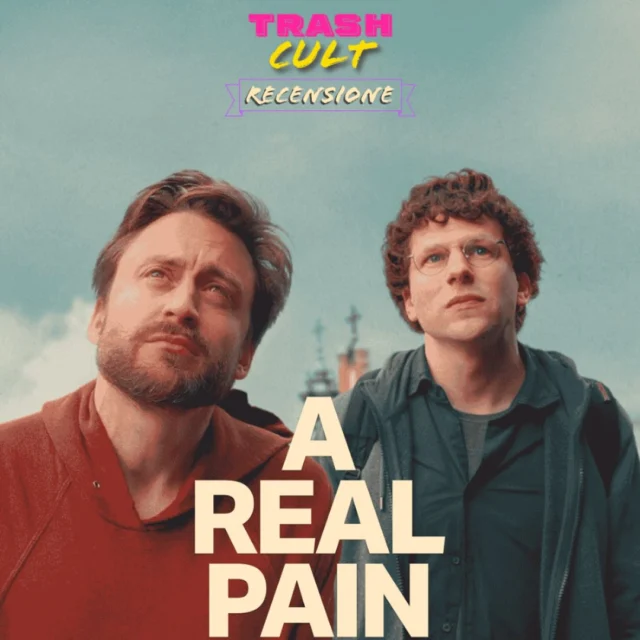 Il giorno di dolore che uno ha
*****************************************
A REAL PAIN di Jesse Eisenberg (2025)

Due cugini partono per un viaggio in Polonia, patria della loro nonna morta da poco tempo.

Notturno. Partire per viaggiare/affrontare un lutto. Una strana coppia di cugini lontani/vicini che vivono un proprio dolore (presente e passato) e lo vivono diversamente. David, uomo medio borghese con lavoro, moglie e figlia, lo nasconde. Benji, cugino vulcanico, affascinante ma fragile, lo accetta (e lo manifesta). Entrambi capiranno come affrontarlo. Insieme. Jesse Eisenberg scrive e dirige un film “on the road” attraverso la consapevolezza di un malessere dell’anima, pesante ma necessario. Una meta (la Polonia, casa natia della nonna scomparsa e luogo storico intriso di morte) che è una tappa obbligatoria per capire il “vero dolore”. Delicato, leggero ma potente. Eisenberg omaggia Woody Allen e il cinema di Linklater. E con grande intelligenza ci parla dell’orrore dell’Olocausto senza mai cadere nel ridicolo. Straordinaria la coppia Eisenberg/Culkin e scena finale da applausi. Bellissimo.

#ARealPain #JesseEisenberg #KieranCulkin #trashcult #trashcultdotcom www.trashcult.com